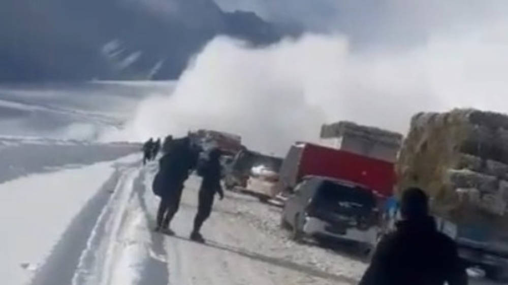 Очевидцы сняли на видео сход лавины на дороге Бишкек-Ош