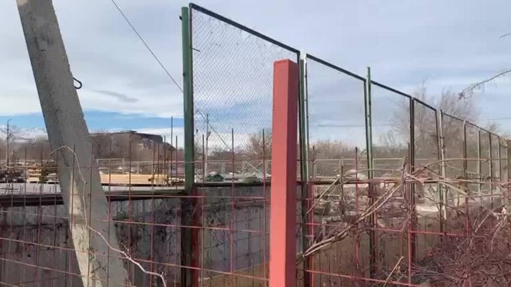 Что строят на территории теннисного центра на Малдыбаева? Видео горожанина