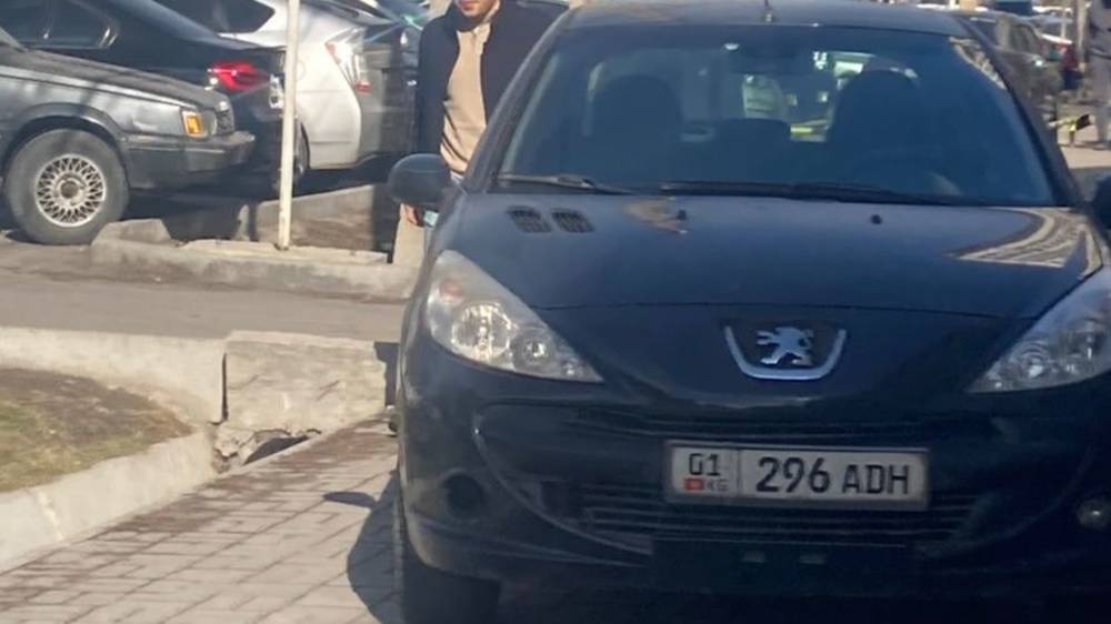 «Пежо» со штрафами в 5000 сомов припарковали на тротуаре на Тыныстанова. Фото горожанина
