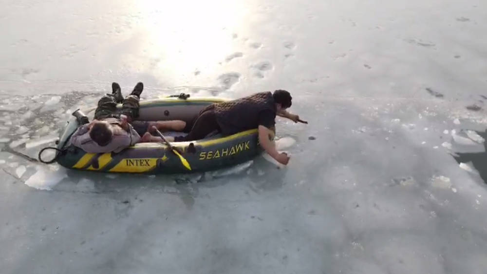 Мужчина провалился под лед. Его спас оператор, снимающий тои. Видео
