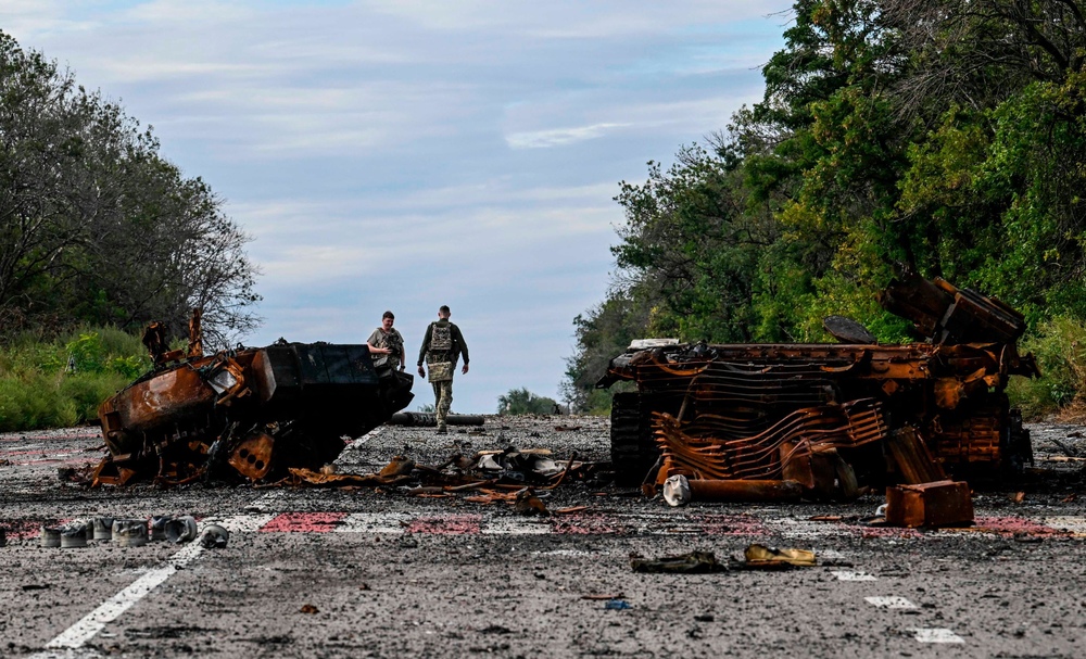 Разбитая бронетехника на дороге в Балаклее Харьковской области. Город был освобожден украинскими войсками 8 сентября.