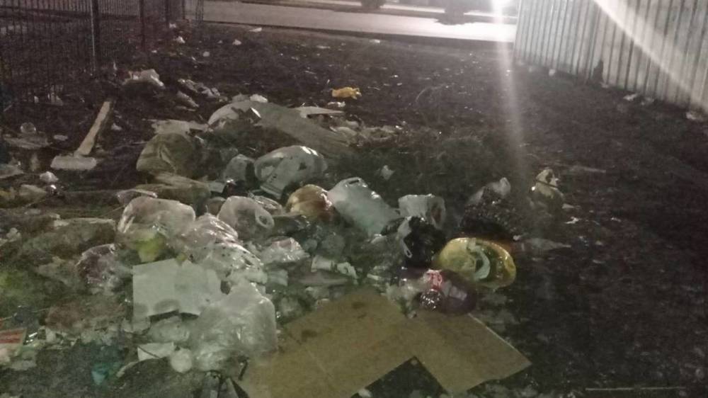 На мусорной площадке на Ибраимова образовалась свалка. Фото горожанина