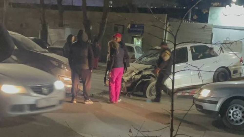 В Бишкеке возле центральной мечети столкнулись две машины