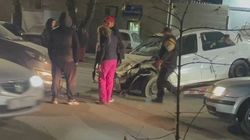 В Бишкеке возле центральной мечети столкнулись две машины