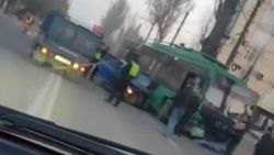 На Юнусалиева троллейбус столкнулся с легковушкой и вылетел на встречку. Видео с места ДТП