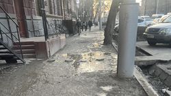 «Как в жилмассивах». Горожанин жалуется на грязь на тротуаре на Киевской. Фото