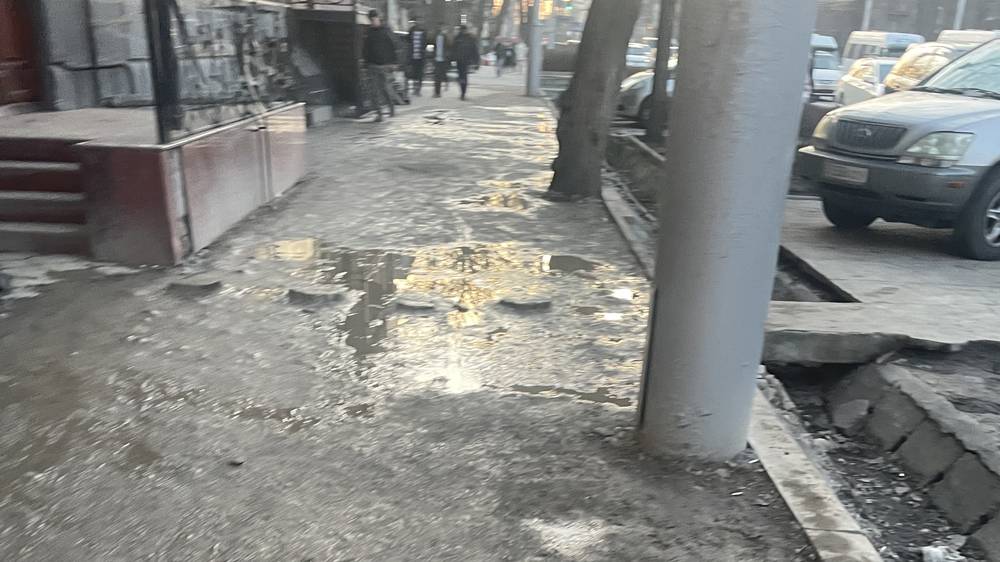 «Как в жилмассивах». Горожанин жалуется на грязь на тротуаре на Киевской. Фото