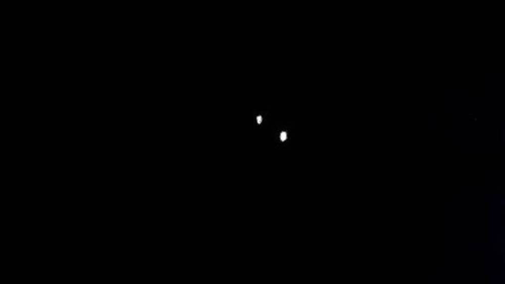В небе замечены два неизвестных светящихся объекта. Фото и видео из Бишкека и Боома