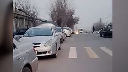 Житель Оша жалуется на водителей, которые паркуют машины не по правилам
