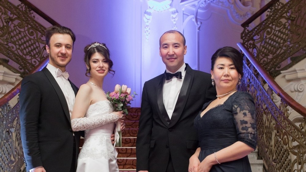 Саадаткан Даминова и ее муж с дебютантами, открывшими Венский бал (слева)