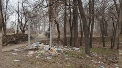 Жительница Бишкека жалуется на антисанитарию в сквере у БЧК