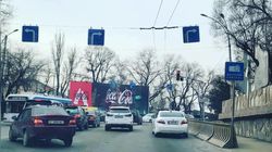Бишкекчанка благодарна на смену дорожного знака на Молодой Гвардии-Льва Толстого