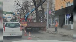 Почему расширение дороги в центре Бишкека проводится вечером в пятницу? - горожанин