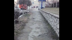 Житель Оша жалуется на ужасное состояние тротуара по улице Г.Айтиева