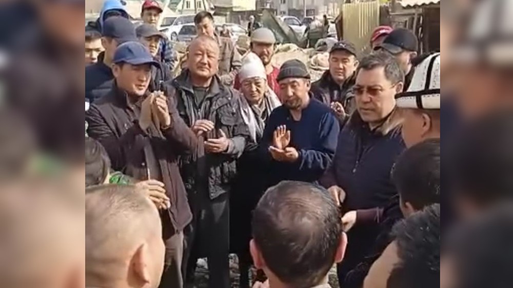 Садыр Жапаров посетил Ак-Ордо, где снесли дом женщины с четырьмя детьми. Видео