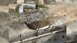 «Стена заброшенного котлована рядом с нашим домом обваливается», - жители дома по Ч.Айтматова просят о помощи