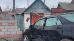 В Бишкеке произошло ДТП. Lexus врезался в забор, а Fit остался без бампера