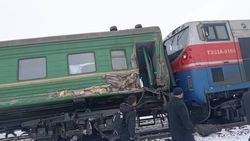 В Казахстане столкнулись тепловоз и поезд Бишкек—Самара. Фото, видео