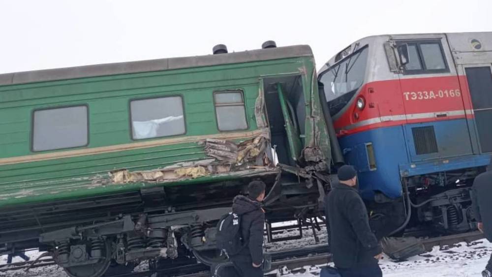 В Казахстане столкнулись тепловоз и поезд Бишкек—Самара. Фото, видео