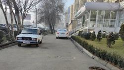 На Ибраимова машины заезжают на тротуар. Фото горожанин