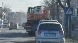 Автокран припарковали на «зебре» на Ахунбаева. Фото горожанина