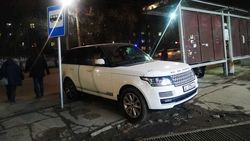 Range Rover припарковали на остановке. Фото