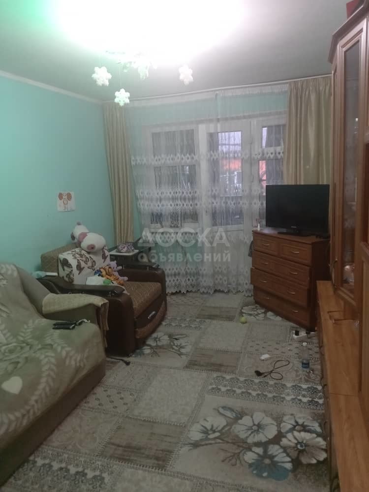 Продаю 2-комнатную квартиру, 43кв. м., этаж - 3/4, 6 микро дом 20.