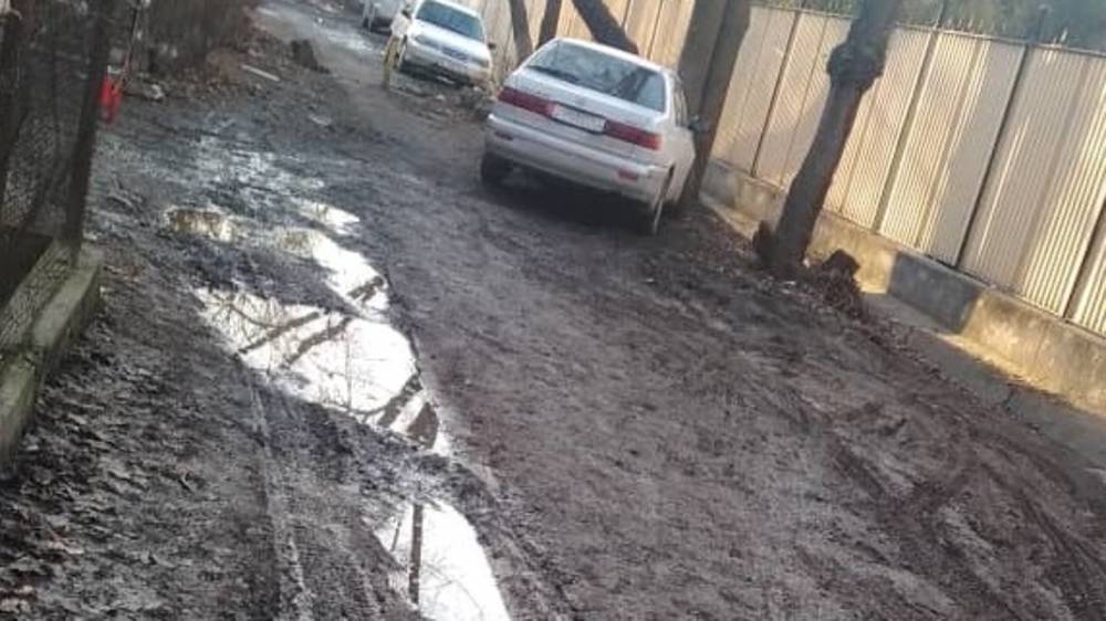 Дорога возле здания ГКНБ в ужасном состоянии. Фото горожанина