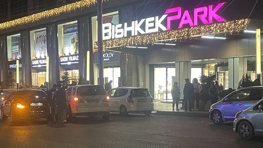 Возле «Бишкек парка» машины паркуются в 3 ряда. Фото горожанина