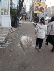 Когда уже сделают тротуар по улице Байтик Баатыра? - бишкекчанин