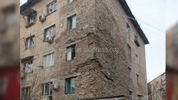 Бишкекчанин озабочен состоянием здания в 5 мкр. Фото