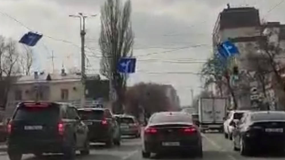 На Манаса/Боконбаева свисают провода с дорожными знаками и мешают проезду машин. Видео