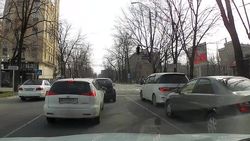 Машина с казахстанскими номерами нарушила ПДД в Бишкеке, - очевидец