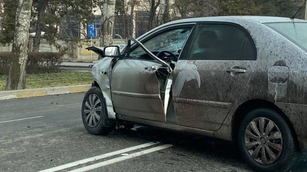 На Айтматова столкнулись две машины, одна слетела с дороги. Видео