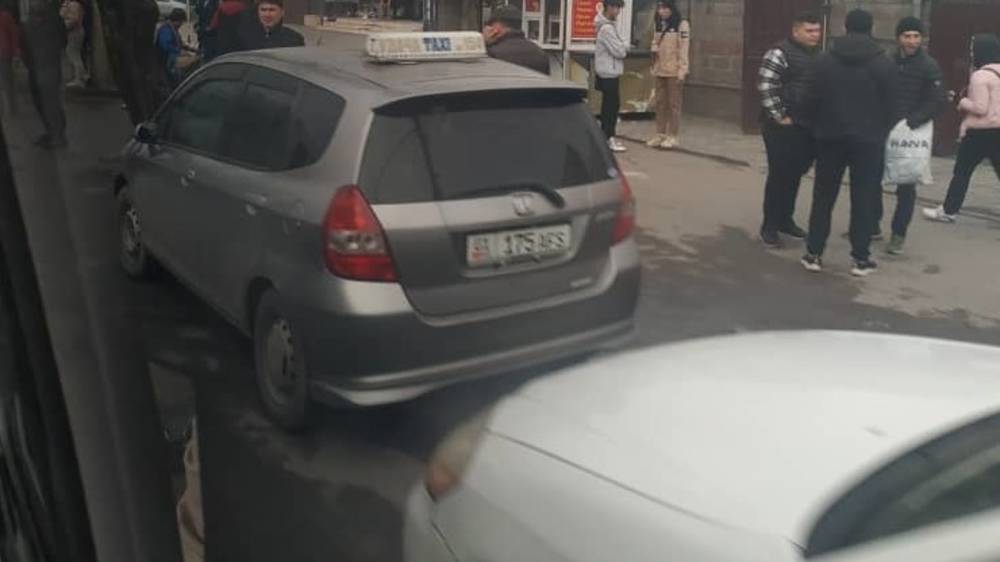 Таксисты заблокировали остановку на Жибек Жолу. Фото