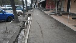Горожанин жалуется на состояние тротуара на Жибек Жолу. Фото