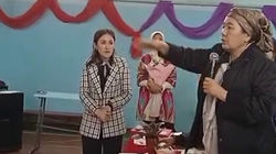 В Сузакском районе директор школы забрала призовые деньги конкурса среди учениц. Видео жителя