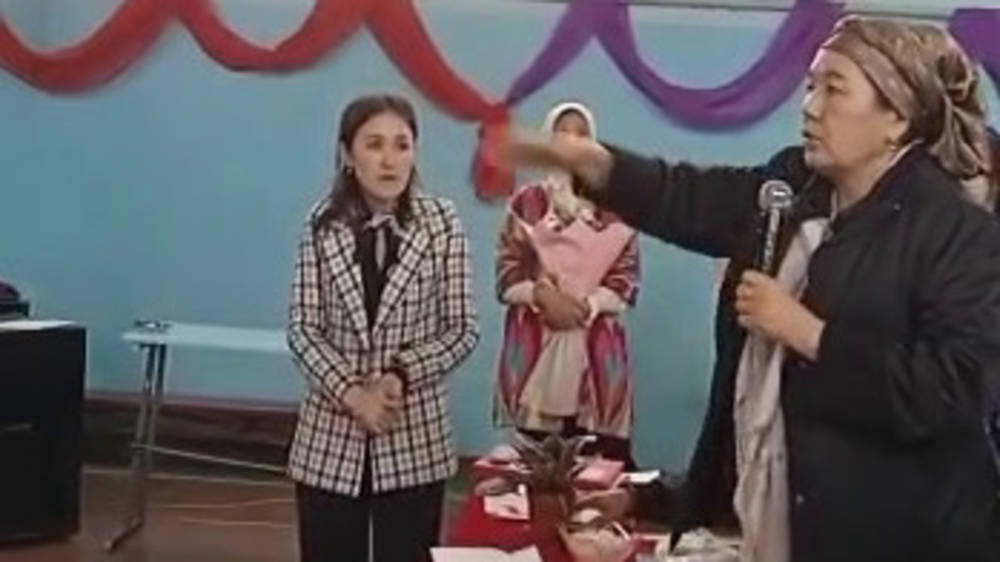 В Сузакском районе директор школы забрала призовые деньги конкурса среди учениц. Видео жителя