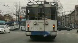 Возле Ошского рынка троллейбус заехал за стоп-линию. Видео горожанина
