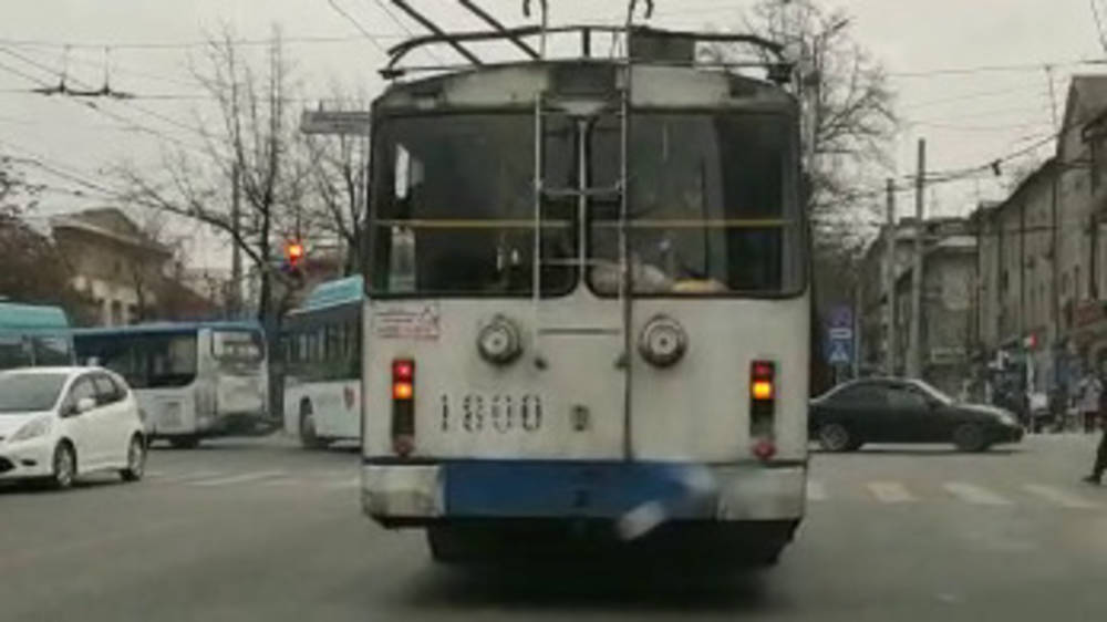 Возле Ошского рынка троллейбус заехал за стоп-линию. Видео горожанина