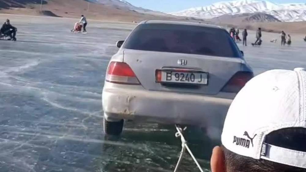 «Хонда» едет по замерзшему озеру Ара-Коль. Видео