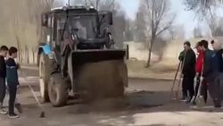 Жители села Жаны-Жер своими силами пытаются ремонтировать дорогу. Видео