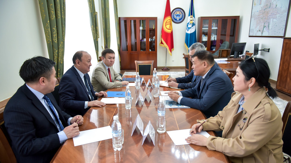Справа от мэра - завотделом мэрии Беккул Джекшенкулов, слева - глава БГА Урмат Карыбаев.
