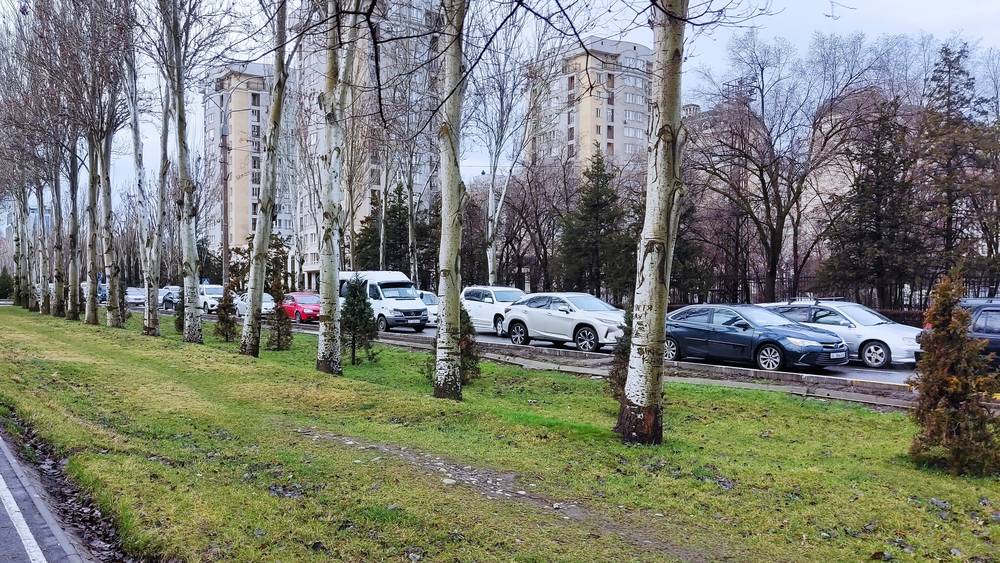 От парка «Адинай» до Ахунбаева. Горожанин сообщает о пробке на Айтматова. Фото