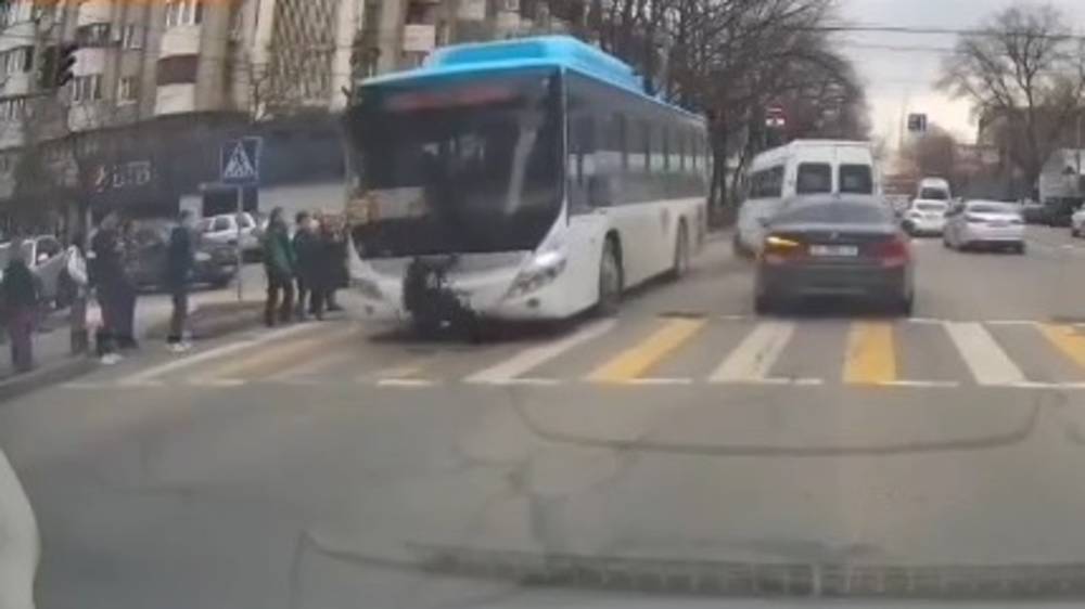 Автобус сбил парня. Видео