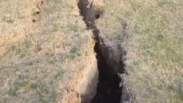 В турецкой провинции Османие после землетрясения образовались трещины длиной 1 км