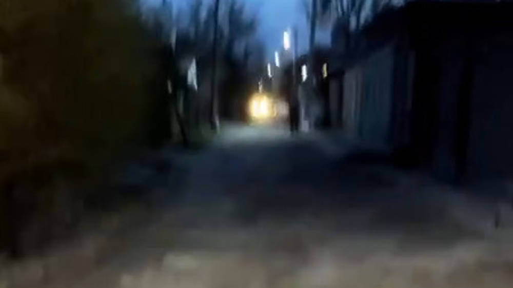 Горожанин жалуется на состояние дороги в Ошском переулке. Видео
