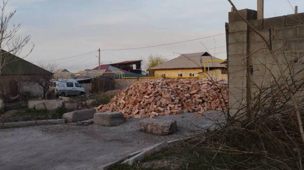 В Кара Жыгаче начали строить дом на дороге. Фото жителя