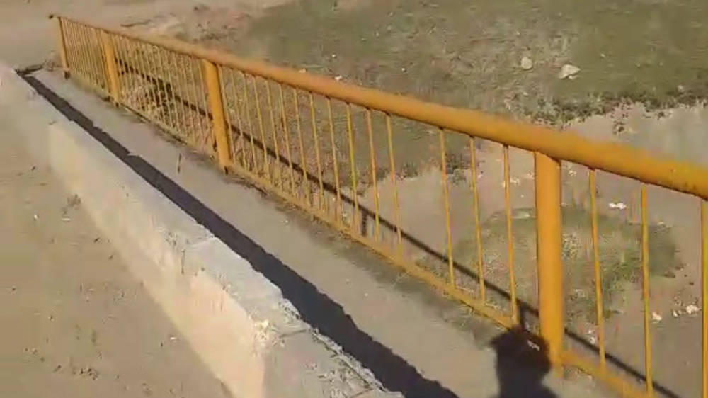 Мост в Узгенском районе представляет опасность для пешеходов. Видео жителя