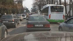 Пробки на Жибек Жолу образовываются из-за светофора, - горожанин